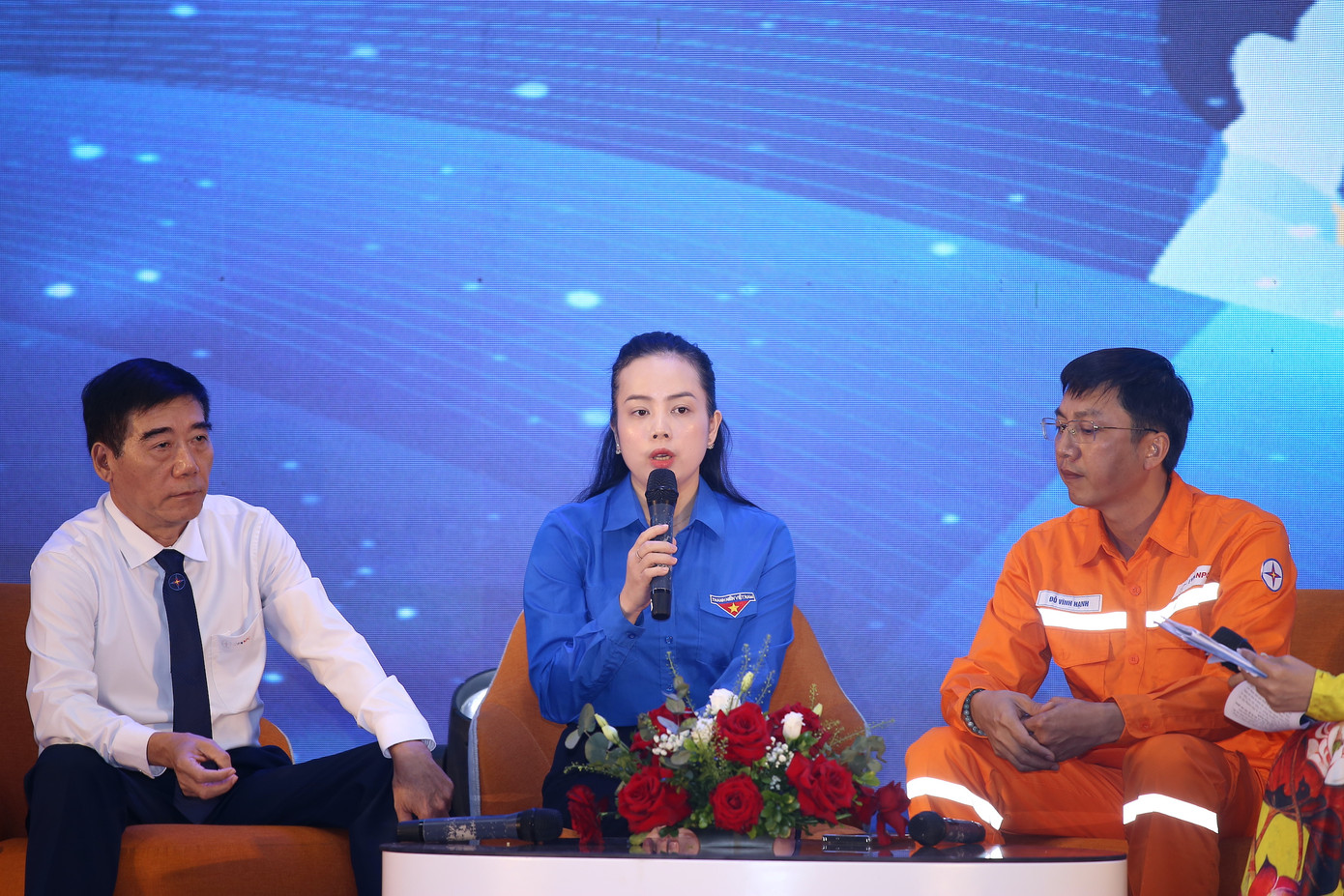 Chị Trịnh Thị Kim Ngân, Bí thư Đoàn Thanh niên, Trưởng ban Truyền thông EVNNPC phát biểu tại Hội nghị