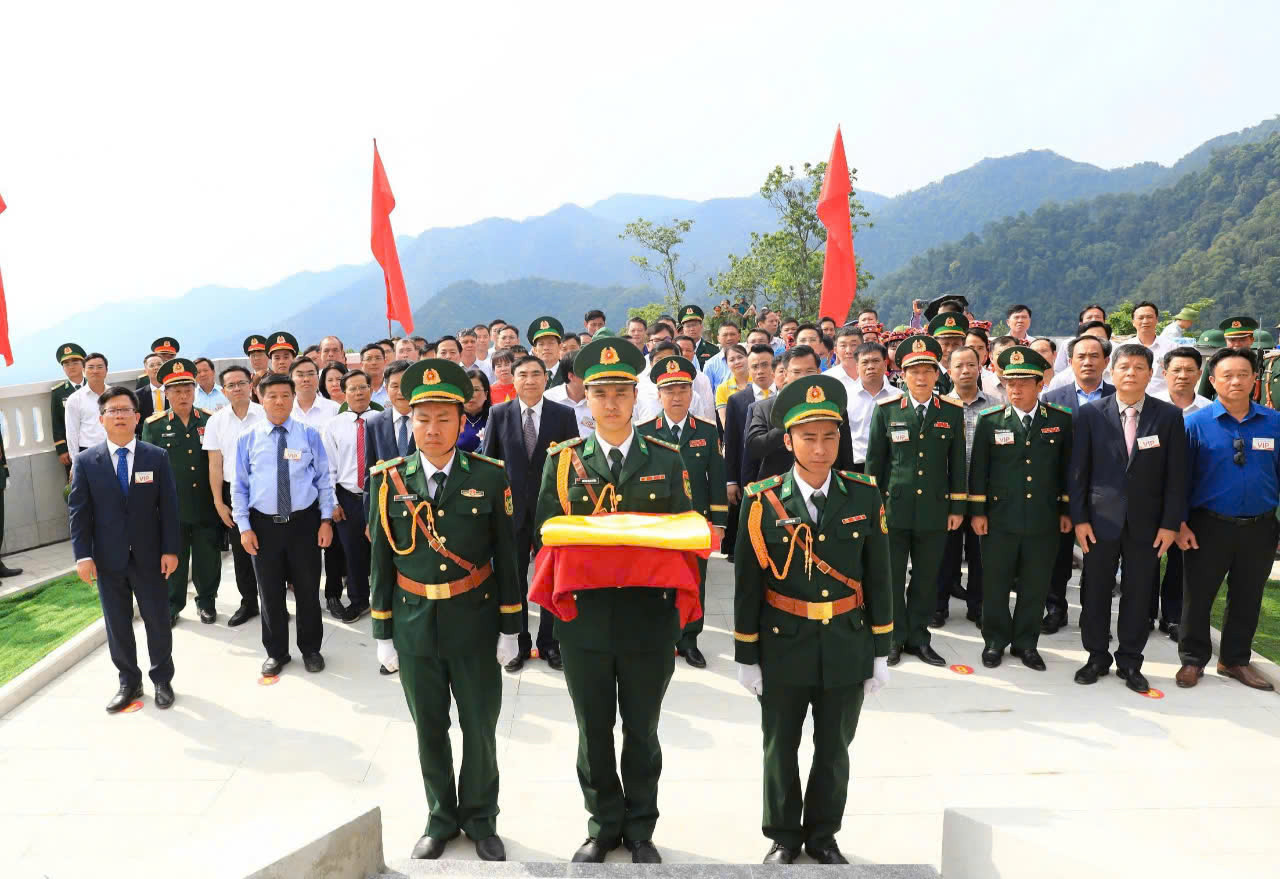 Nghi lễ Thượng cờ trên Cột cờ A Pa Chải Nghi lễ Thượng cờ trên Cột cờ A Pa Chải