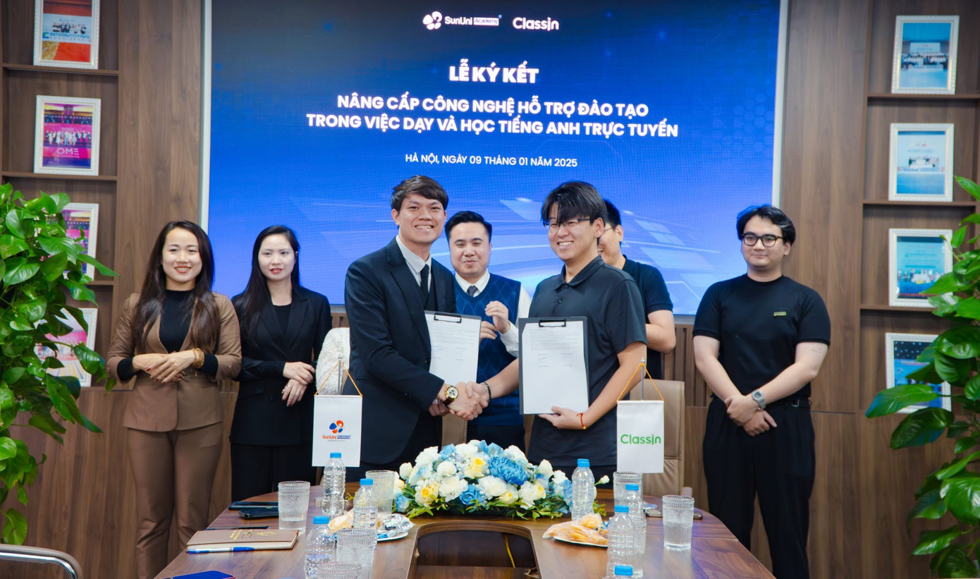 Ông Nguyễn Tiến Nam - Chủ tịch Tập đoàn SunUni Global Group, CEO SunUni Academy (bên trái) và Ông Chuan Zhao - Giám đốc ClassIn Việt Nam (bên phải) ký kết hợp tác.