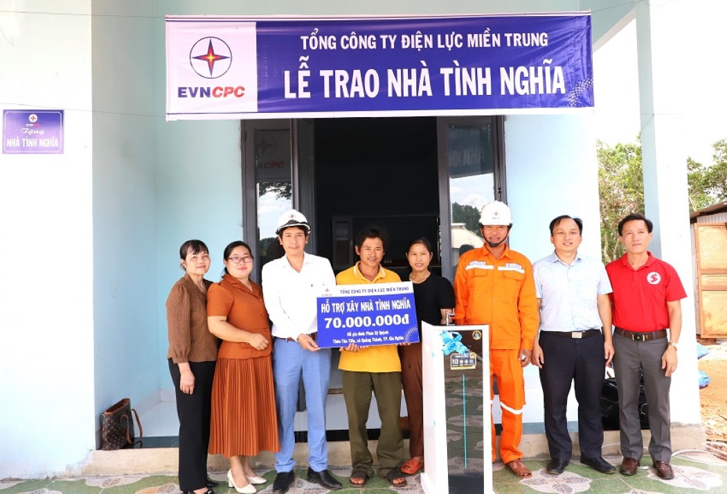 Lễ bàn giao nhà tình nghĩa cho hộ gia đình Phan Sỹ Quỳnh