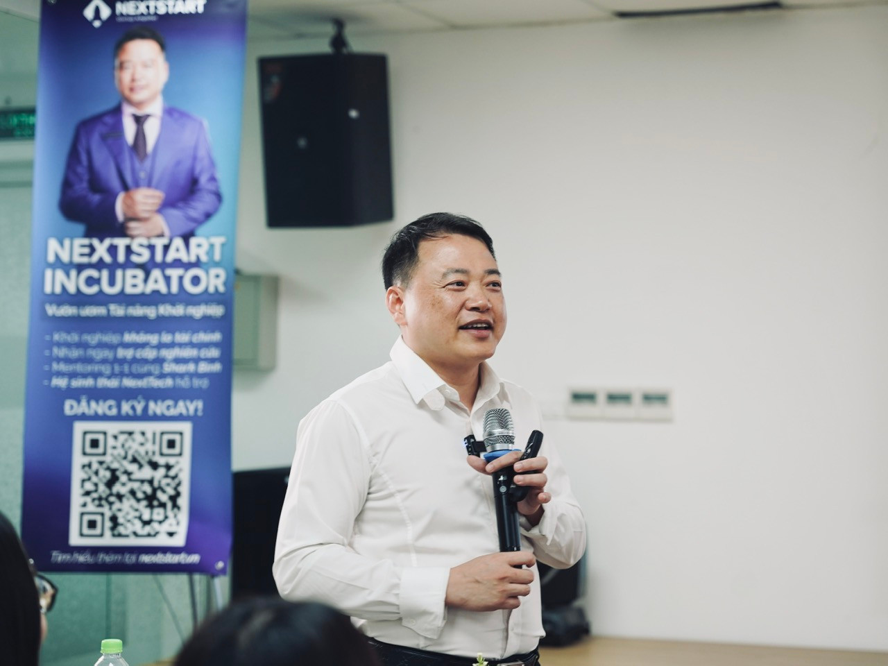 Shark Nguyễn Hòa Bình tham gia chia sẻ cùng sinh viên Swinburne Việt Nam