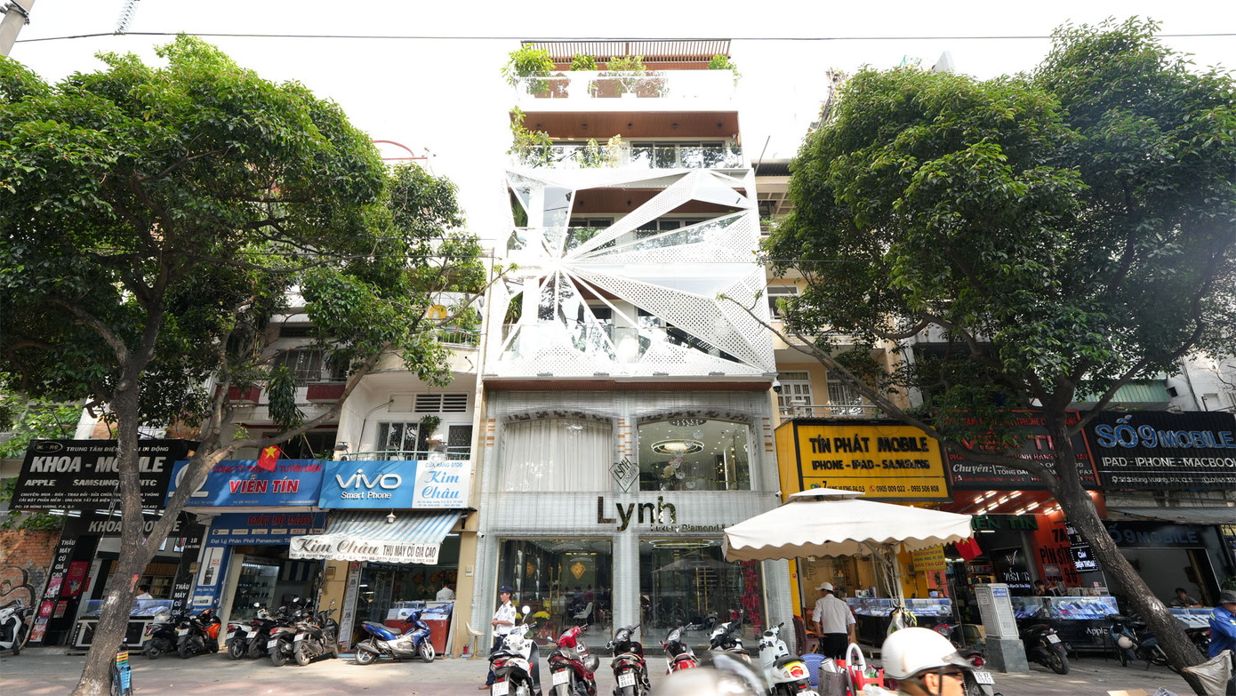 Cửa hàng Lynh Luxury nằm tại số 5-5A Hùng Vương Phường 4 Quận 5