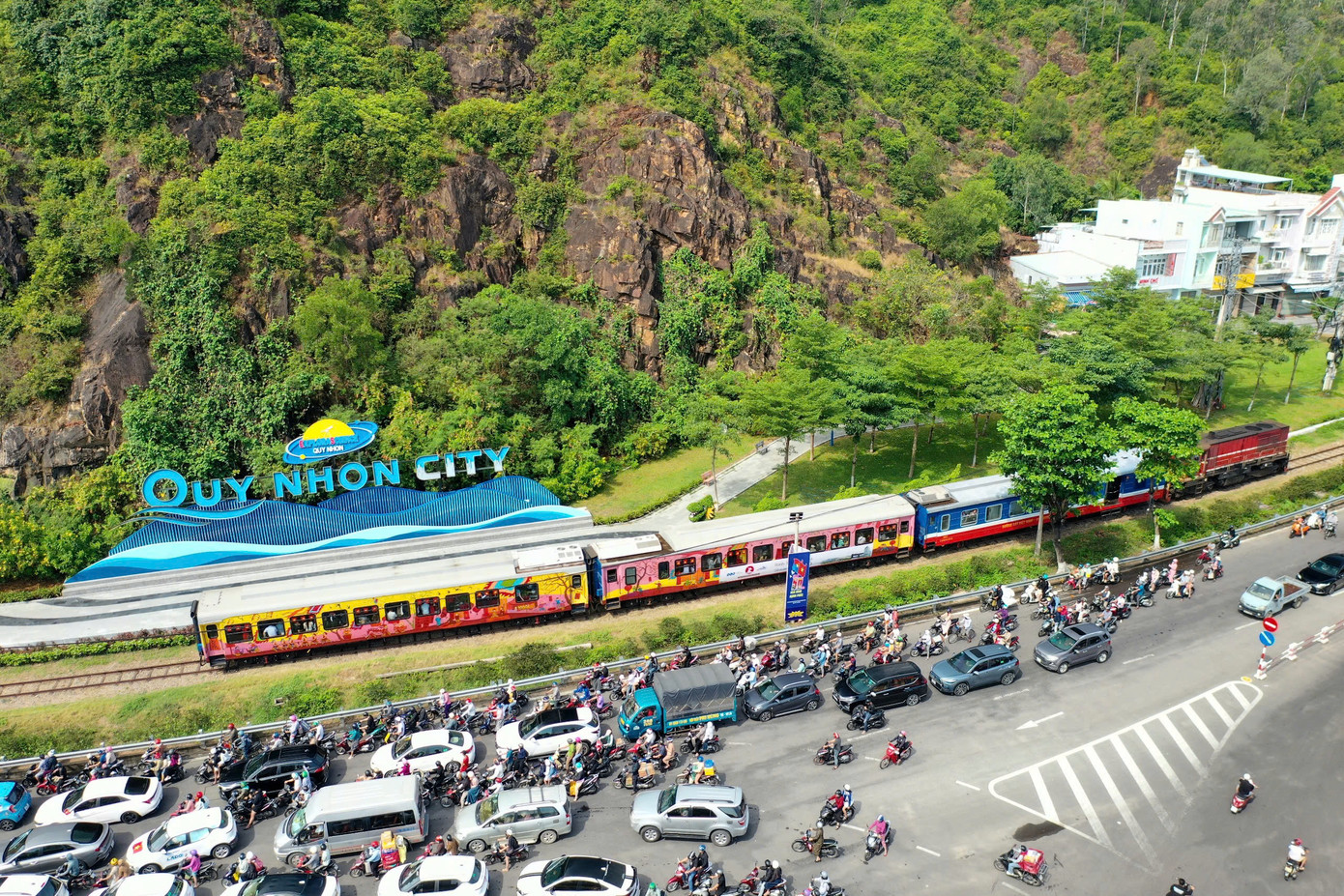 Chuyến tàu du lịch miễn phí mang tên "Hành trình văn hóa về miền Đất Võ", đưa du khách trải nghiệm không gian văn hóa độc đáo của “xứ Nẫu”. Chuyến tàu du lịch miễn phí mang tên "Hành trình văn hóa về miền Đất Võ", đưa du khách trải nghiệm không gian văn hóa độc đáo của “xứ Nẫu”.