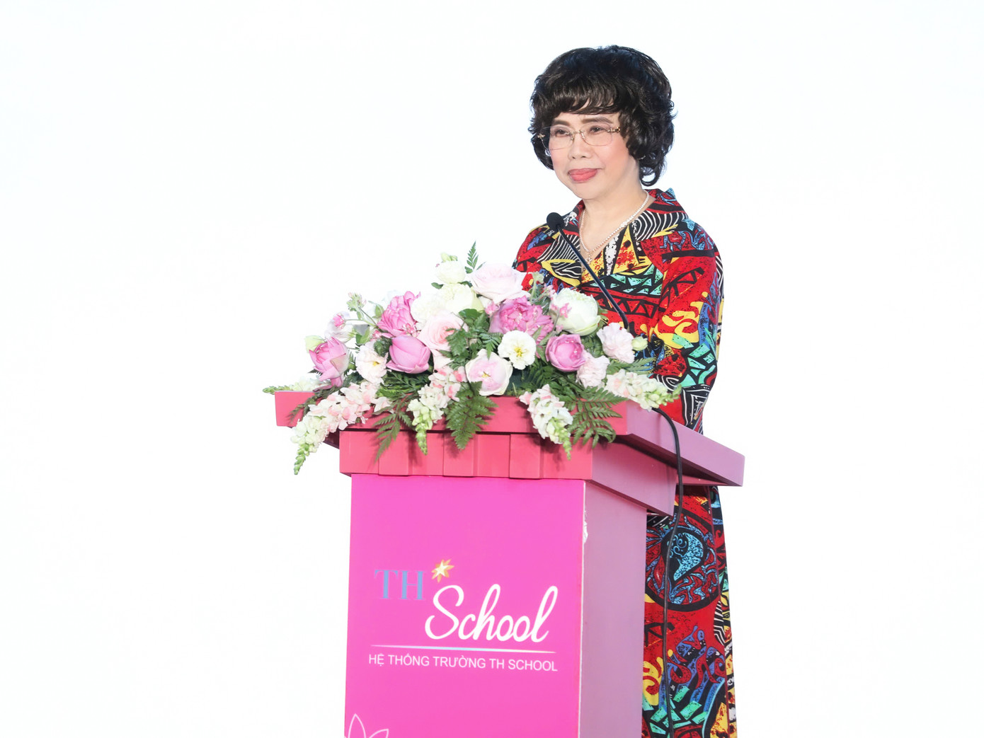 Nhà sáng lập TH Shool, Anh hùng Lao động Thái Hương, phát biểu tại buổi lễ Nhà sáng lập TH Shool, Anh hùng Lao động Thái Hương, phát biểu tại buổi lễ