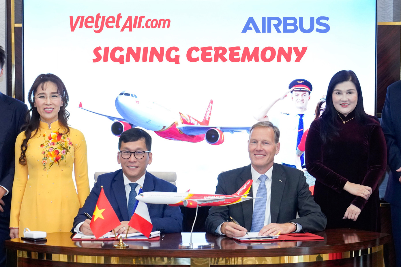 Hợp đồng mới giữa Vietjet và Airbus tăng gấp đôi đơn đặt hàng chốt cho dòng tàu A330neo lên 40 máy bay Hợp đồng mới giữa Vietjet và Airbus tăng gấp đôi đơn đặt hàng chốt cho dòng tàu A330neo lên 40 máy bay