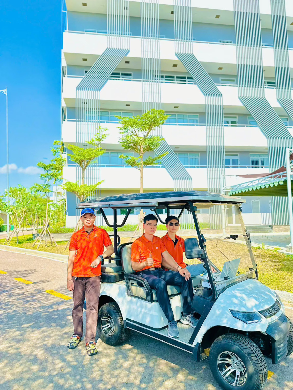 Xe tự hành do sinh viên và giảng viên Trường Đại học FPT Quy Nhơn A.I Campus phát triển, phục vụ campus tour. Xe tự hành do sinh viên và giảng viên Trường Đại học FPT Quy Nhơn A.I Campus phát triển, phục vụ campus tour.
