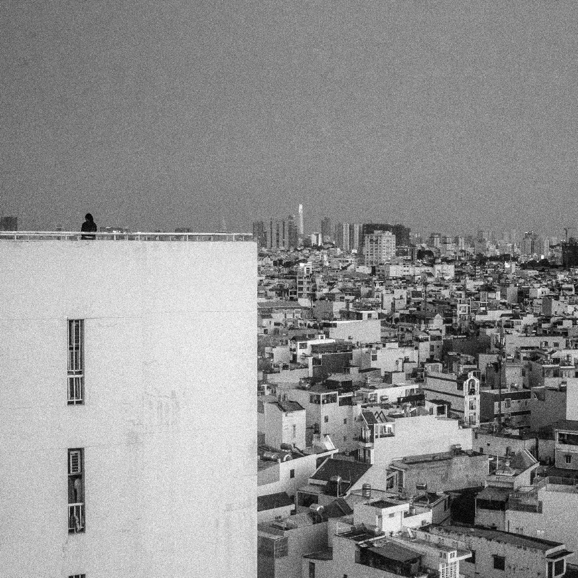 Trật tự của khối hộp – gọn, đủ, nhưng lạnh. Sự riêng tư lên ngôi, còn kết nối thì mờ dần. Ảnh: Đơn độc giữa tầng mây – Đồng Lâm Thanh Tùng Trật tự của khối hộp – gọn, đủ, nhưng lạnh. Sự riêng tư lên ngôi, còn kết nối thì mờ dần. Ảnh: Đơn độc giữa tầng mây – Đồng Lâm Thanh Tùng