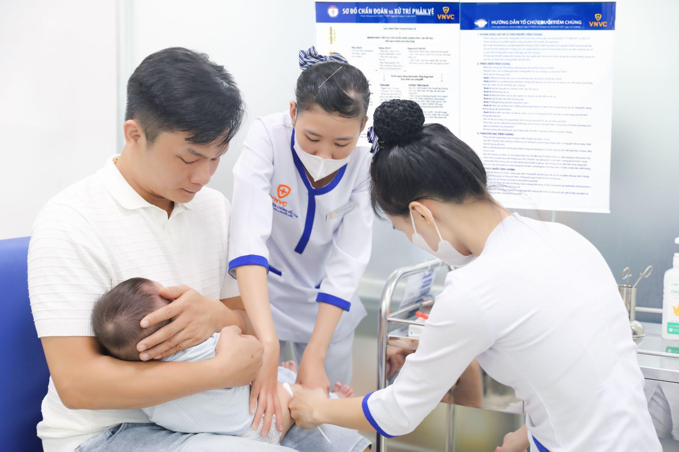 VNVC hiện có hơn 220 trung tâm tiêm chủng hiện đại trên khắp cả nước, luôn có đầy đủ vaccine, 100% bác sĩ, điều dưỡng trình độ cao, có chứng chỉ an toàn tiêm chủng. Ảnh: Mộc Thảo VNVC hiện có hơn 220 trung tâm tiêm chủng hiện đại trên khắp cả nước, luôn có đầy đủ vaccine, 100% bác sĩ, điều dưỡng trình độ cao, có chứng chỉ an toàn tiêm chủng. Ảnh: Mộc Thảo