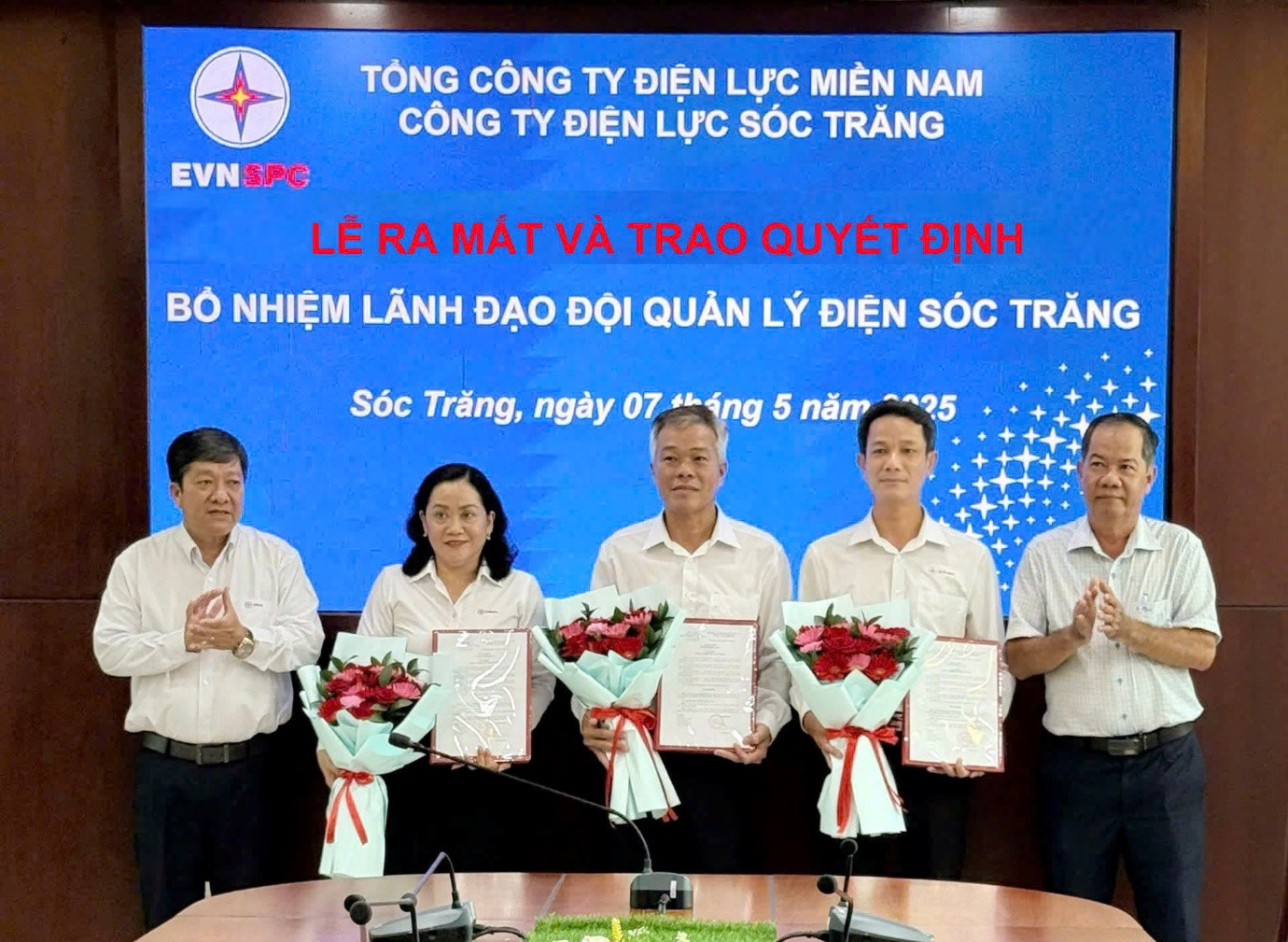 Ông Võ Văn Tư (thứ nhất bên trái) - Giám đốc Công ty Điện lực Sóc Trăng trao Quyết định thành lập thí điểm Đội Quản lý điện Sóc Trăng trực thuộc Công ty Điện lực Sóc Trăng
