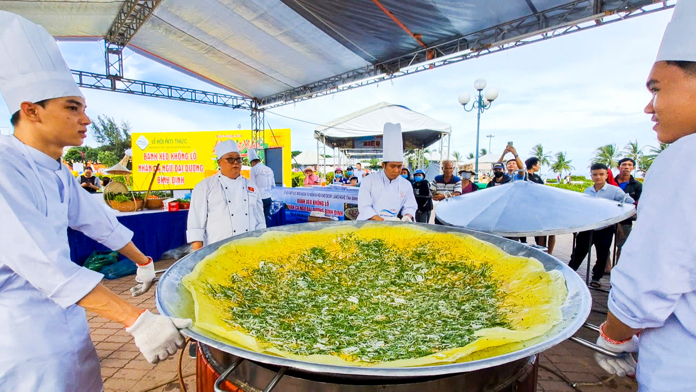 Trình diễn đổ bánh xèo nhân cá ngừ đại dương Bình Định tại lễ hội ẩm thực năm 2024. Ảnh: Trương Định Trình diễn đổ bánh xèo nhân cá ngừ đại dương Bình Định tại lễ hội ẩm thực năm 2024. Ảnh: Trương Định