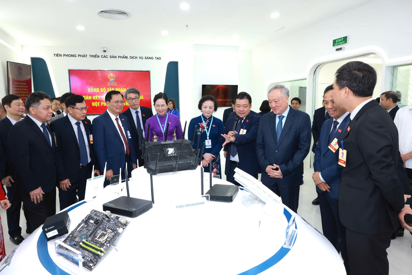 Phó Thủ tướng Thường trực Nguyễn Hòa Bình và các đại biểu tham quan khu trưng bày sản phẩm dịch vụ Tập đoàn Bưu chính Viễn thông Việt Nam
