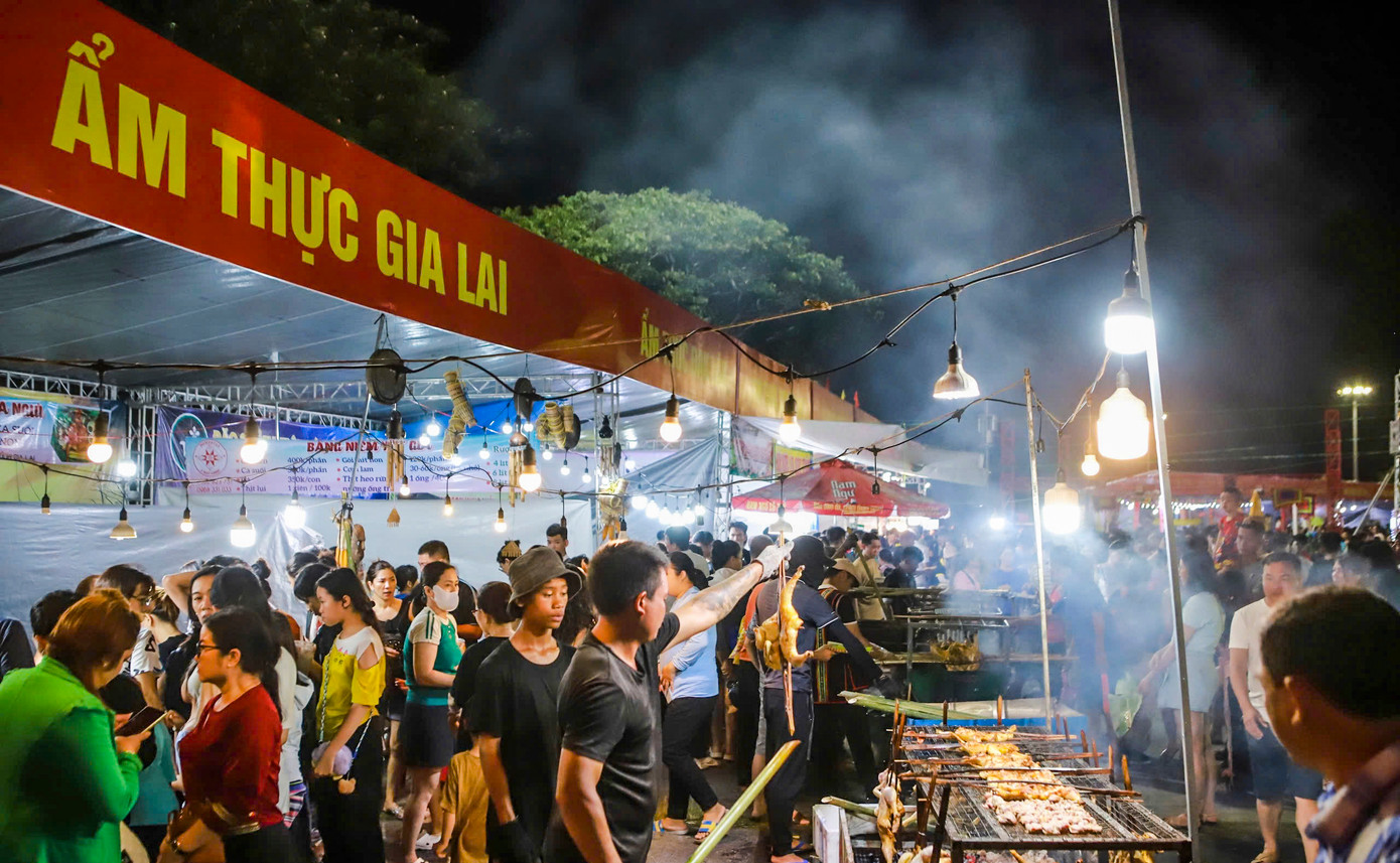 Dòng người chen chân thưởng thức ẩm thực tại phố biển Quy Nhơn Dòng người chen chân thưởng thức ẩm thực tại phố biển Quy Nhơn