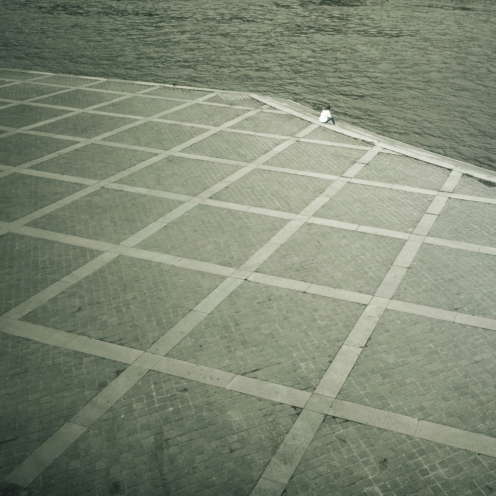 Con người cảm thấy mất kết nối, xa cách nhau không phải vì khoảng cách địa lý mà do tâm lý bận rộn, hối hả. Ảnh: Những lằn ranh – Đồng Lâm Thanh Tùng Con người cảm thấy mất kết nối, xa cách nhau không phải vì khoảng cách địa lý mà do tâm lý bận rộn, hối hả. Ảnh: Những lằn ranh – Đồng Lâm Thanh Tùng