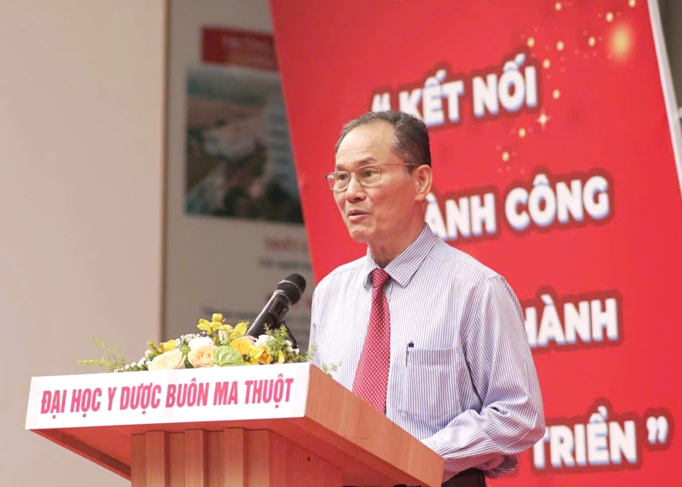 GS.TS, Bác sĩ cao cấp Cao Tiến Đức - Hiệu trưởng Trường Đại học Y Dược Buôn Ma Thuột phát biểu tại ngày hội GS.TS, Bác sĩ cao cấp Cao Tiến Đức - Hiệu trưởng Trường Đại học Y Dược Buôn Ma Thuột phát biểu tại ngày hội