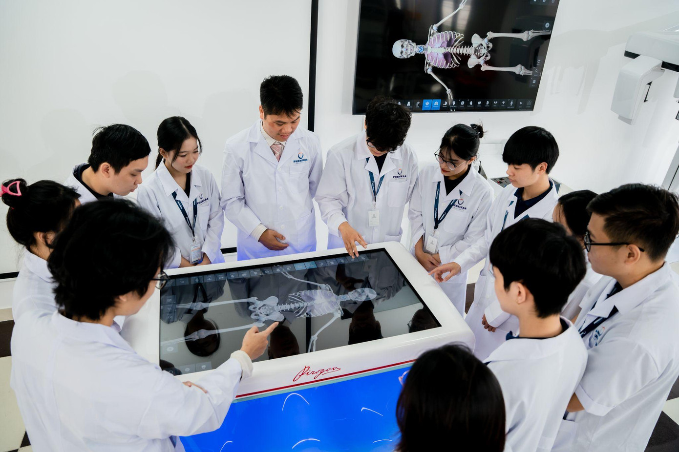 Sinh viên khối ngành Khoa học sức khỏe thực hành với bàn giải phẫu tương tác PIROGOV