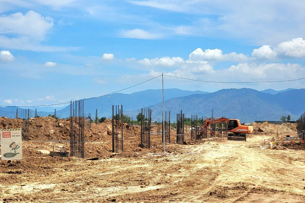 Dự án nhà máy công nghiệp Neotek Việt Nam đang được thi công. Dự án nhà máy công nghiệp Neotek Việt Nam đang được thi công.