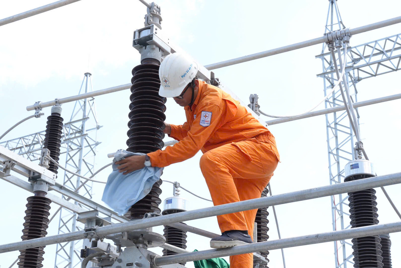 Công nhân Công ty Điện lực Đồng Tháp vệ sinh sứ cao thế, trước khi đóng điện công trình nâng cấp, cải tạo Trạm 110kV Tam Nông (T2-63MVA).