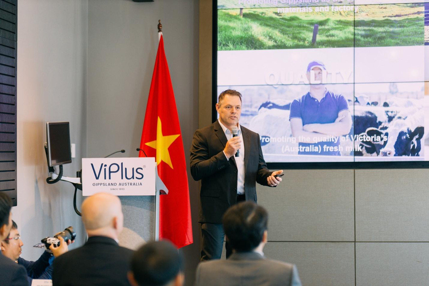 CEO Viplus Dairy giới thiệu về nguồn sữa “thuận tự nhiên” trứ danh từ Gippsland. CEO Viplus Dairy giới thiệu về nguồn sữa “thuận tự nhiên” trứ danh từ Gippsland.