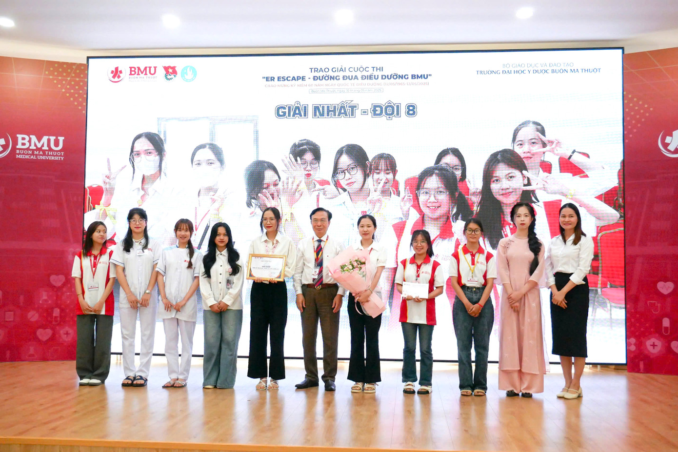 Đại diện lãnh đạo nhà trường trao giải cho các bạn sinh viên trong cuộc thi "Đường Đua Điều dưỡng BMU"