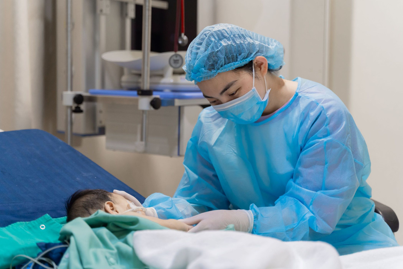 Bé T được gặp mẹ sau ca mổ có kết quả tích cực