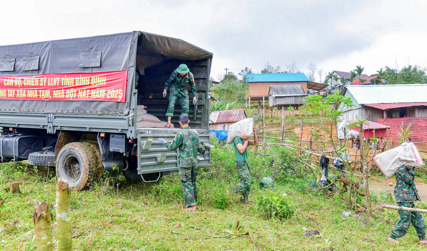 Lực lượng quân đội hỗ trợ người dân