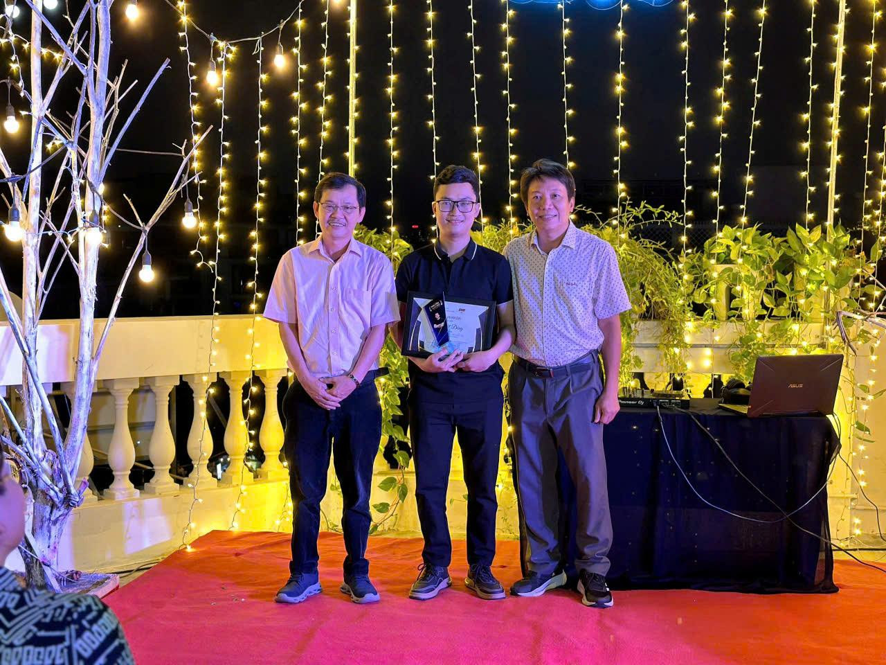 Viết Đông tại buổi lễ vinh danh Sinh viên xuất sắc Học kỳ Summer 2024 Viết Đông tại buổi lễ vinh danh Sinh viên xuất sắc Học kỳ Summer 2024