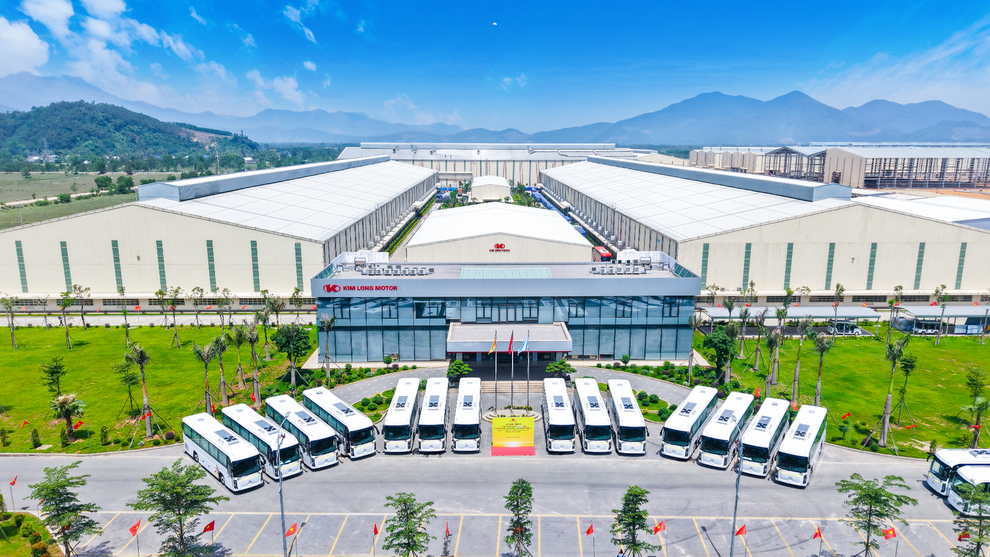 Lô 50 xe đầu tiên trong hợp đồng 200 xe bus ghế ngồi KIMLONG 99-N47 được KIM LONG MOTOR bàn giao cho Công ty TNHH Thương mại Royal Lotus 1168