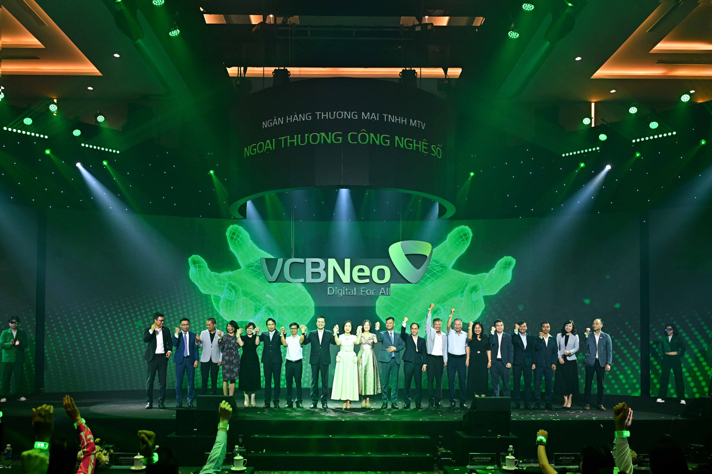 Các đại biểu và khách mời chụp hình lưu niệm và cùng tương tác, trải nghiệm những dấu ấn công nghệ số tại sự kiện công bố thương hiệu VCBNeo và ứng dụng ngân hàng số NeoOne Các đại biểu và khách mời chụp hình lưu niệm và cùng tương tác, trải nghiệm những dấu ấn công nghệ số tại sự kiện công bố thương hiệu VCBNeo và ứng dụng ngân hàng số NeoOne