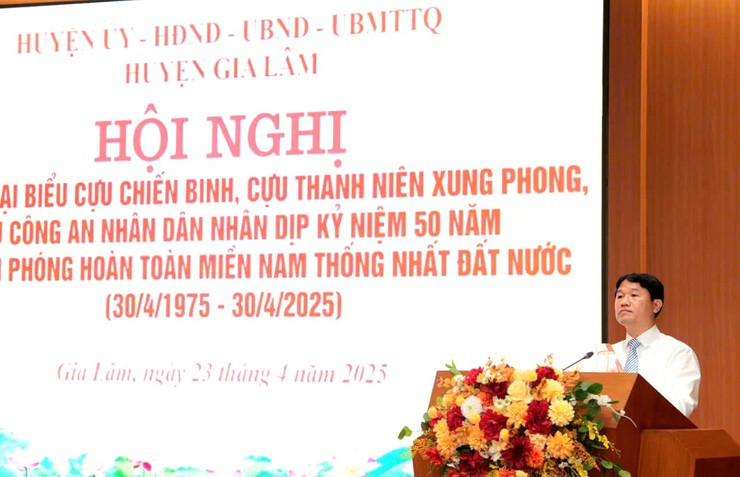 Phó Chủ tịch UBND huyện Gia Lâm Trương Văn Học phát biểu tại Hội nghị Phó Chủ tịch UBND huyện Gia Lâm Trương Văn Học phát biểu tại Hội nghị
