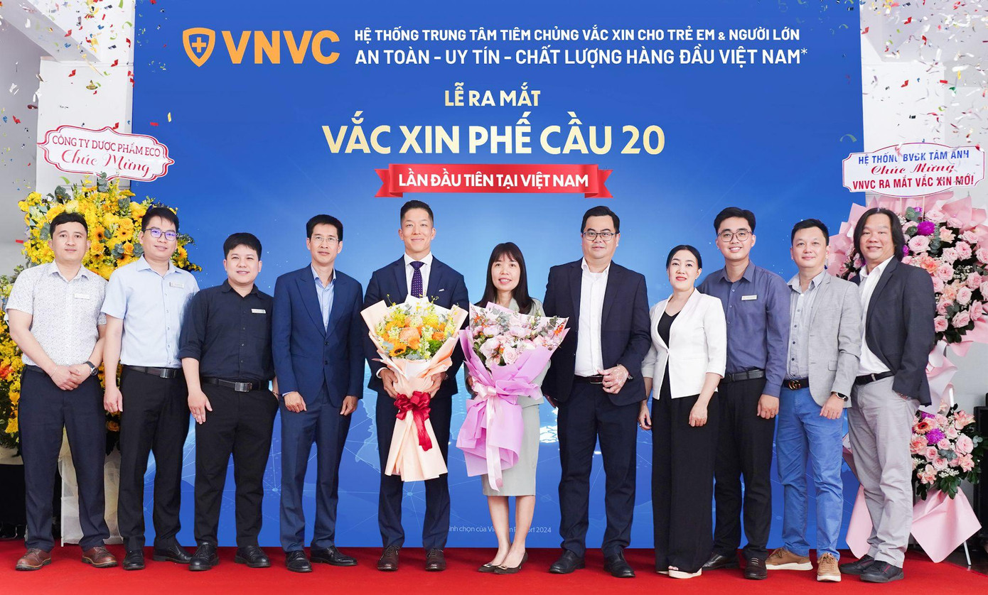 Hệ thống tiêm chủng VNVC công bố ra mắt và triển khai tiêm vắc xin phế cầu 20 tại hơn 220 trung tâm trên toàn quốc sáng 26/5. Ảnh: Mộc Thảo
