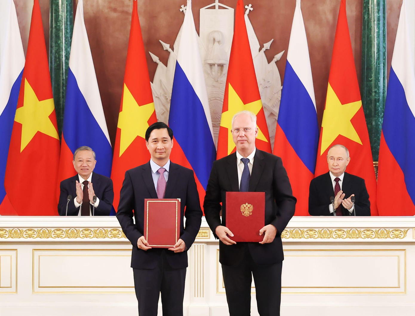Ông Kirill Dmitriev, Đại diện đặc biệt của Tổng thống Nga về kinh tế và đầu tư nước ngoài, Tổng Giám đốc Quỹ Đầu tư Trực tiếp Nga (RDIF) đại diện phía Nga trao đổi văn kiện hợp tác với ông Ngô Chí Dũng, Chủ tịch kiêm Tổng Giám đốc Công ty Vaccine VNVC trước sự chứng kiến của Tổng thống Nga Putin và Tổng Bí thư Tô Lâm. Ảnh: Hoàng Thống Nhất Ông Kirill Dmitriev, Đại diện đặc biệt của Tổng thống Nga về kinh tế và đầu tư nước ngoài, Tổng Giám đốc Quỹ Đầu tư Trực tiếp Nga (RDIF) đại diện phía Nga trao đổi văn kiện hợp tác với ông Ngô Chí Dũng, Chủ tịch kiêm Tổng Giám đốc Công ty Vaccine VNVC trước sự chứng kiến của Tổng thống Nga Putin và Tổng Bí thư Tô Lâm. Ảnh: Hoàng Thống Nhất