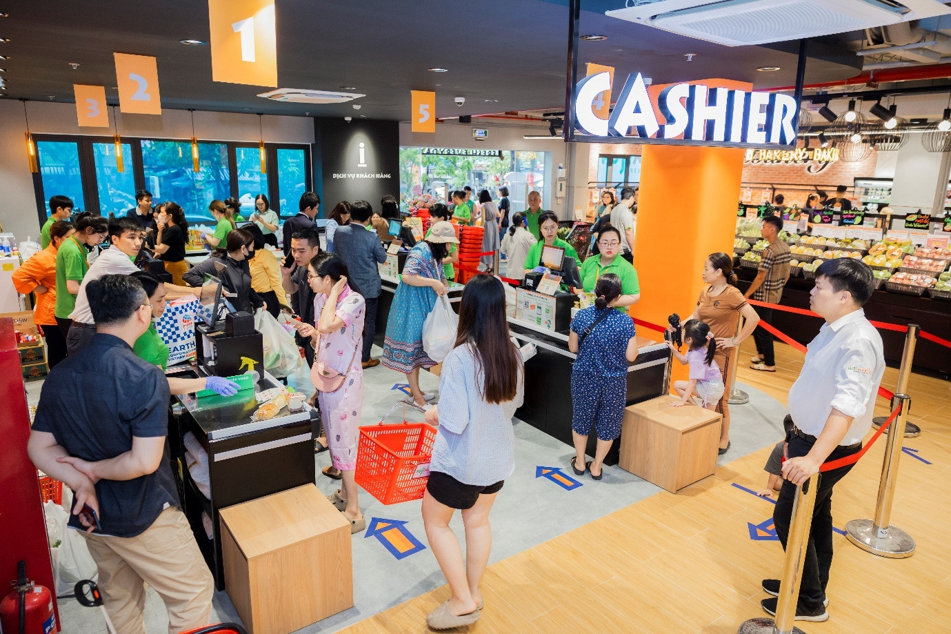 Siêu thị FujiMart Tân Mai nhận được sự ủng hộ của đông đảo khách hàng trong những ngày hoạt động đầu tiên.