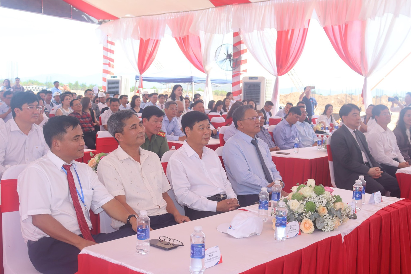 Các đại biểu dự lễ khởi công. Các đại biểu dự lễ khởi công.