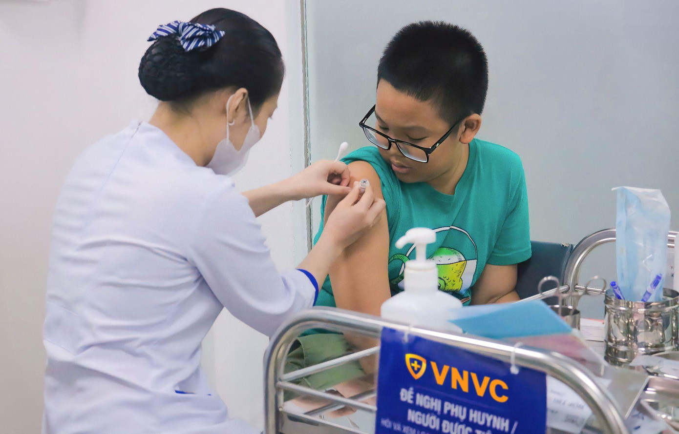 Một thiếu niên tiêm phòng vắc-xin não mô cầu. Ảnh: Mộc Miên Một thiếu niên tiêm phòng vắc-xin não mô cầu. Ảnh: Mộc Miên