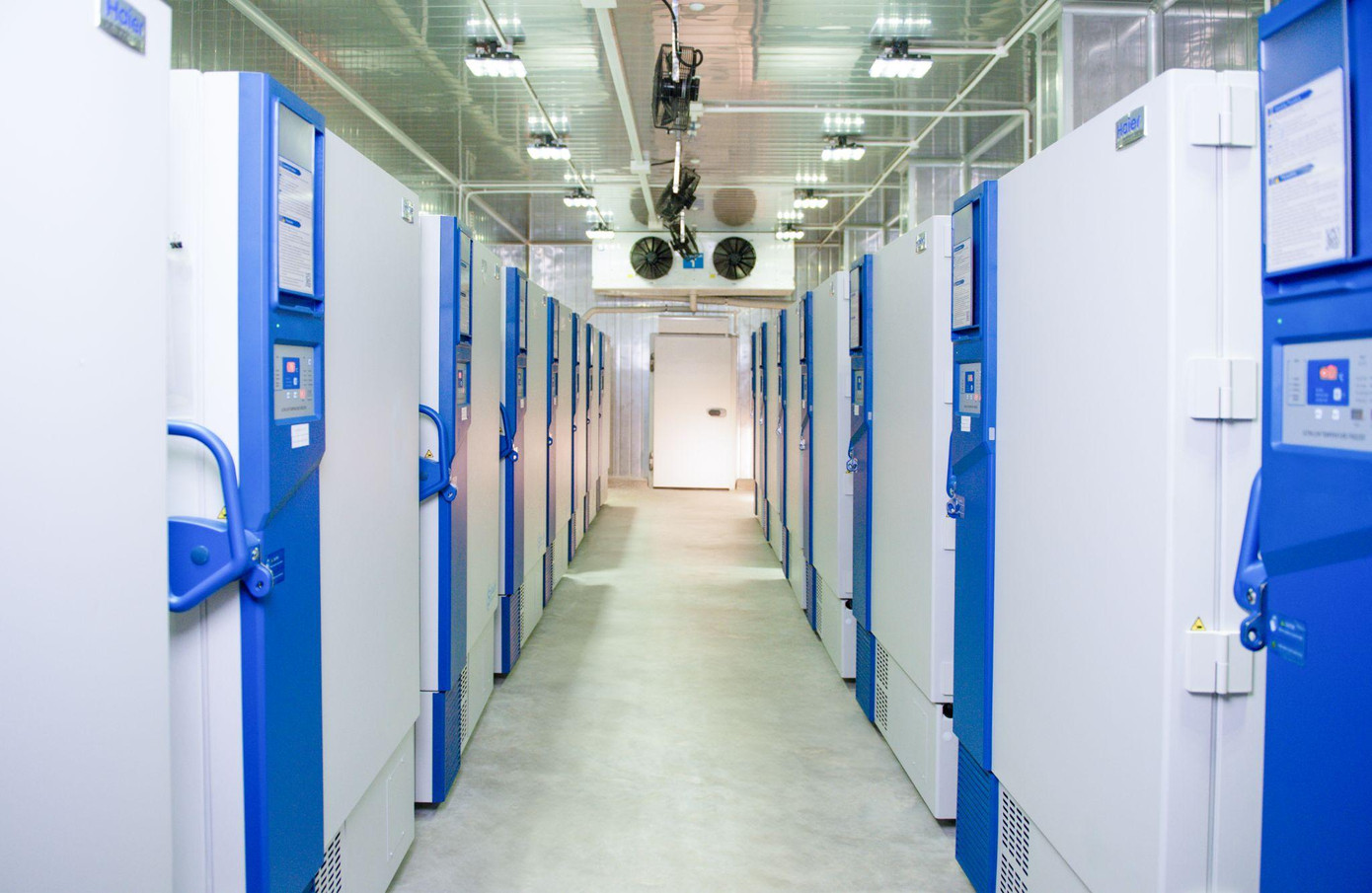 Tại Việt Nam, VNVC là đơn vị đầu tiên đầu tư lớn cho hệ thống kho lạnh âm sâu (âm 40 đến âm 86 độ C) để bảo quản các loại vaccine cần điều kiện bảo quản đặc biệt. Ảnh: Mộc Thảo Tại Việt Nam, VNVC là đơn vị đầu tiên đầu tư lớn cho hệ thống kho lạnh âm sâu (âm 40 đến âm 86 độ C) để bảo quản các loại vaccine cần điều kiện bảo quản đặc biệt. Ảnh: Mộc Thảo