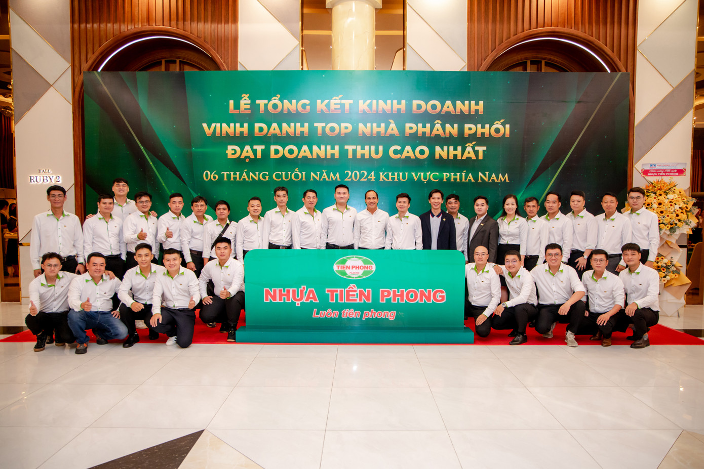 Đội ngũ cán bộ Tiền Phong Nam tại lễ vinh danh top nhà phân phối khu vực phía Nam.