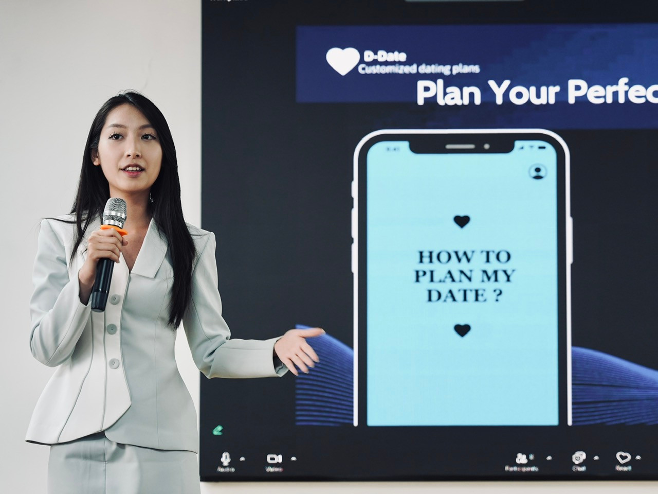 Sinh viên Swinburne Việt Nam trình bày ý tưởng khởi nghiệp trước shark Bình