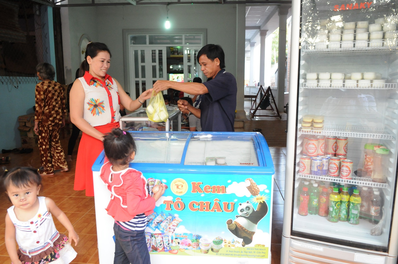 Người dân trên đảo Phú Quốc những ngày đầu được sử dụng điện lưới quốc gia từ công trình cáp ngầm 110kV xuyên biển Hà Tiên - Phú Quốc. (Ảnh: Đại Dương). Người dân trên đảo Phú Quốc những ngày đầu được sử dụng điện lưới quốc gia từ công trình cáp ngầm 110kV xuyên biển Hà Tiên - Phú Quốc. (Ảnh: Đại Dương).