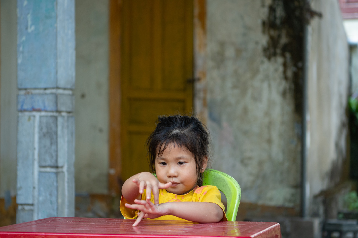 Hiện tại, sức khỏe của cô bé đã ổn định. Những ngày đến trường không còn bị gián đoạn bởi việc phải đi chữa bệnh Hiện tại, sức khỏe của cô bé đã ổn định. Những ngày đến trường không còn bị gián đoạn bởi việc phải đi chữa bệnh