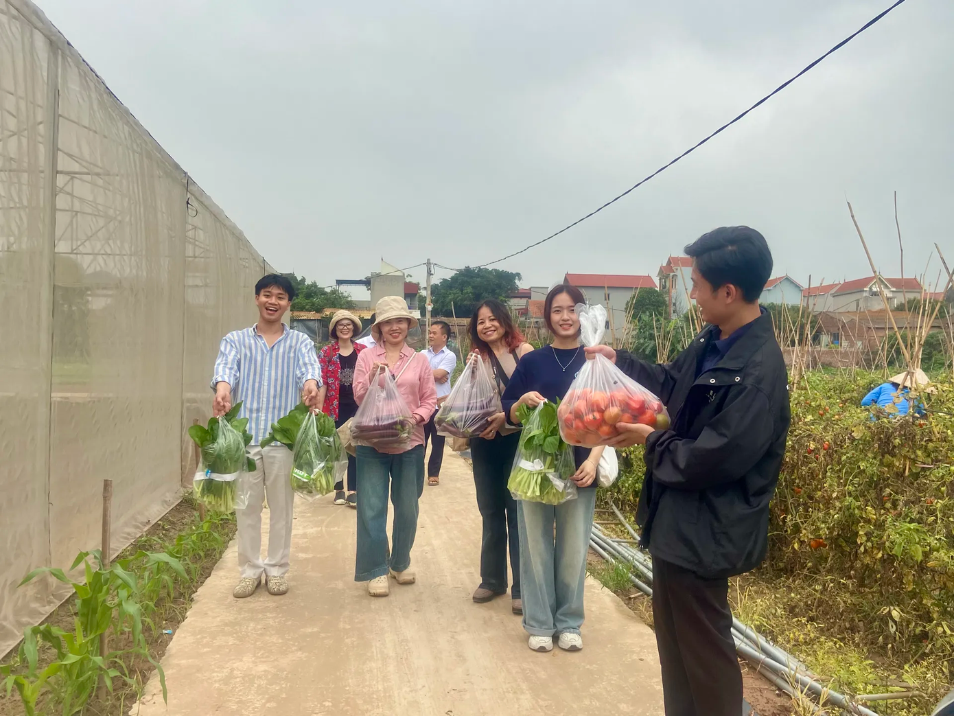 Sau khi thăm quan trải nghiệm nghề nông tại Văn Đức, du khách ra về với những túi rau, củ, quả. Ảnh: Hoàng Quyết Sau khi thăm quan trải nghiệm nghề nông tại Văn Đức, du khách ra về với những túi rau, củ, quả. Ảnh: Hoàng Quyết