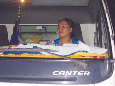 Chị Hồng trên tay lái xe tải. Ảnh: Gia Huy