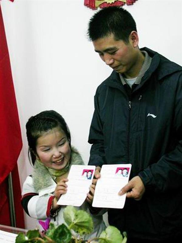 Cặp uyên ương trong lễ đăng ký kết hôn