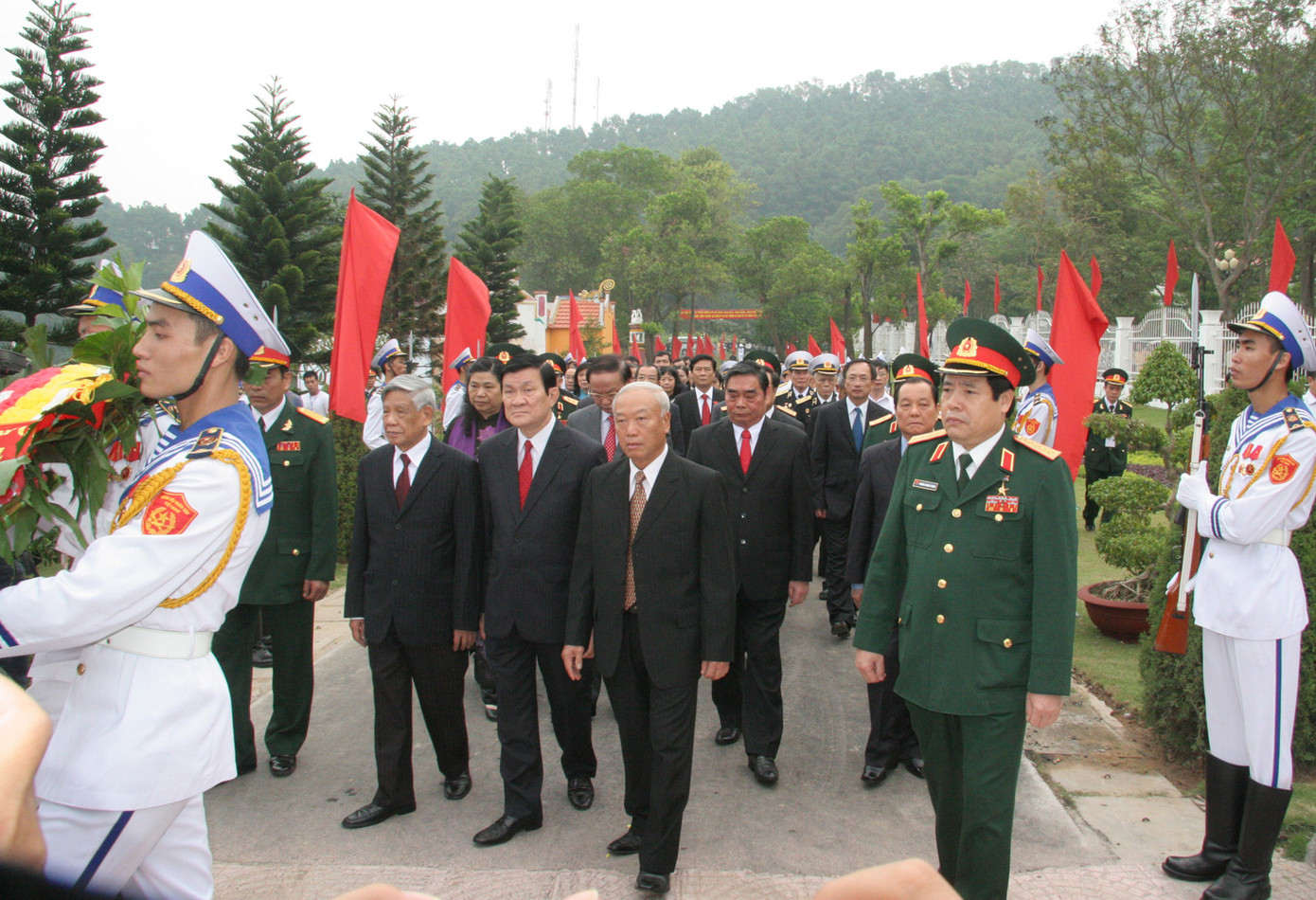 Đoàn đại biểu dâng hương tại bến K15