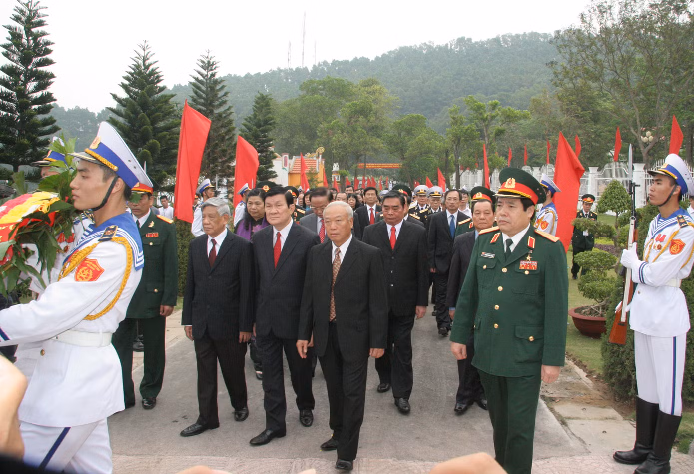 Đoàn đại biểu dâng hương tại bến K15
