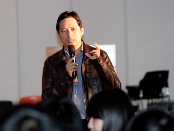 Anh Lê Quang Tự Do bày tỏ: trong cuộc sống có rất nhiều người đáng để học tập, đáng để kính trọng, nhưng các bạn trẻ rất khắt khe để chọn họ là thần tượng, trong khi lại rất dễ dãi để chọn một thần tượng người nước ngoài