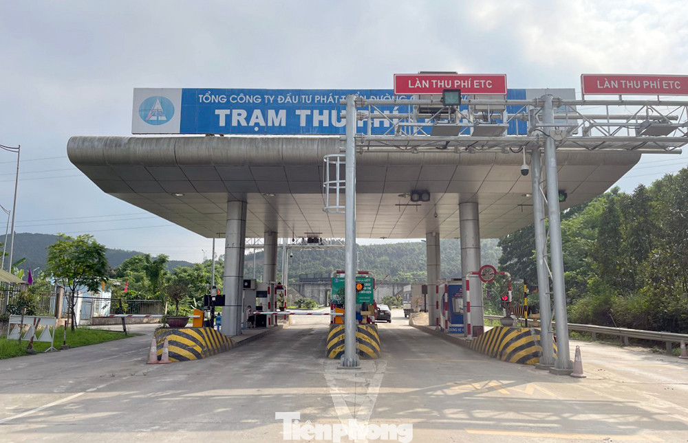 Một trạm thu phí trên tuyến cao tốc Hà Nội - Lào Cai ngày cuối nghỉ lễ 30/4 - 1/5 nhưng vắng xe qua lại như ngày thường.
