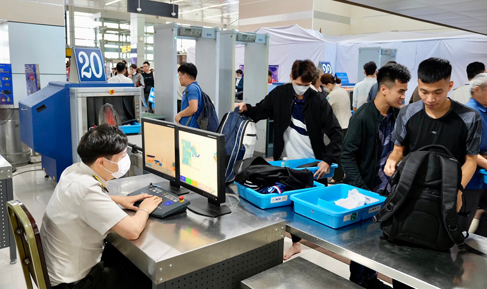 Khu vực kiểm an ninh soi chiếu đông ở khung giờ cao điểm nhưng không xảy ra ùn tắc, không để khách bị trễ chuyến bay do xếp hàng chờ, đợi lâu. Khu vực kiểm an ninh soi chiếu đông ở khung giờ cao điểm nhưng không xảy ra ùn tắc, không để khách bị trễ chuyến bay do xếp hàng chờ, đợi lâu.