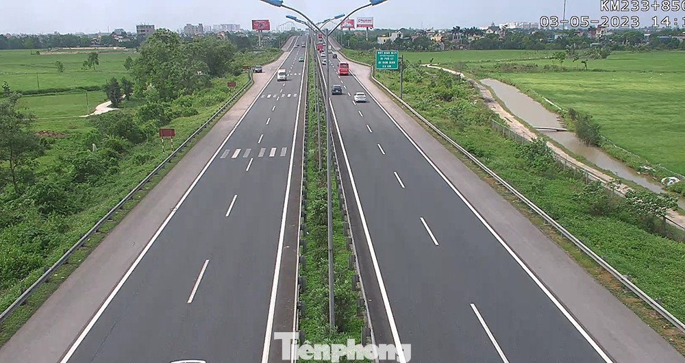 Cao tốc Cầu Giẽ - Ninh Bình đoạn qua Hà Nam thông thoáng trong ngày cuối nghỉ lễ 30/4 - 1/5 (chiều về Hà Nội bên phải).
