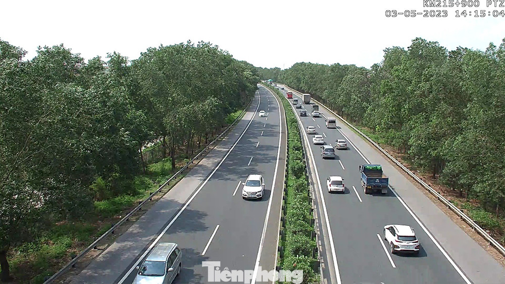 Tính tới 15h ngày 3/5, cao tốc Pháp Vân - Cầu Giẽ không xảy ra vụ tai nạn giao thông nào nên phương tiện về Hà Nội dễ dàng (bên phải).