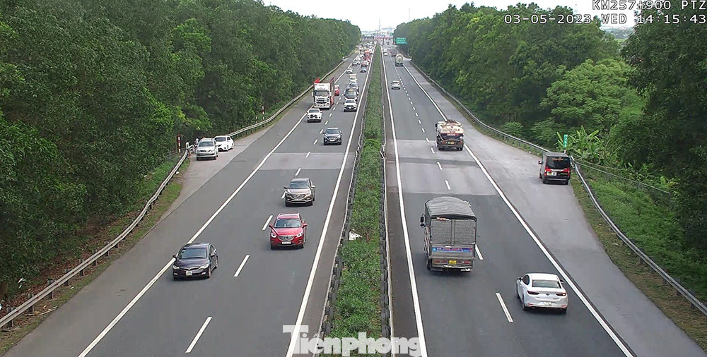 Phương tiện dễ dàng lưu thông về Thủ đô trên tuyến cao tốc Cầu Giẽ - Ninh Bình ngày 3/5 (chiều đường về Hà Nội bên trái).